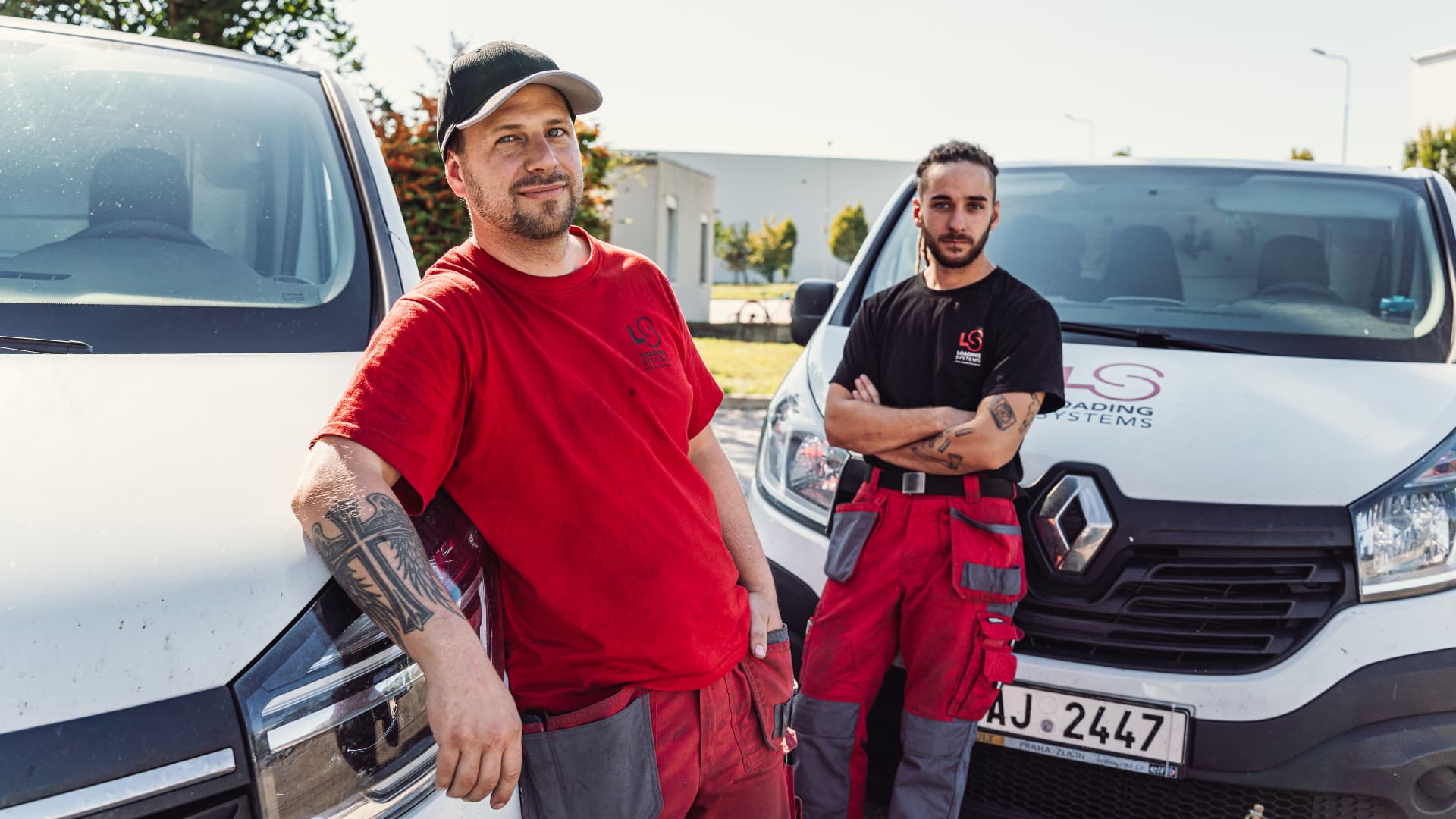 Kolegové ze servisního týmu Tyros Loading Systems se služebními vozy